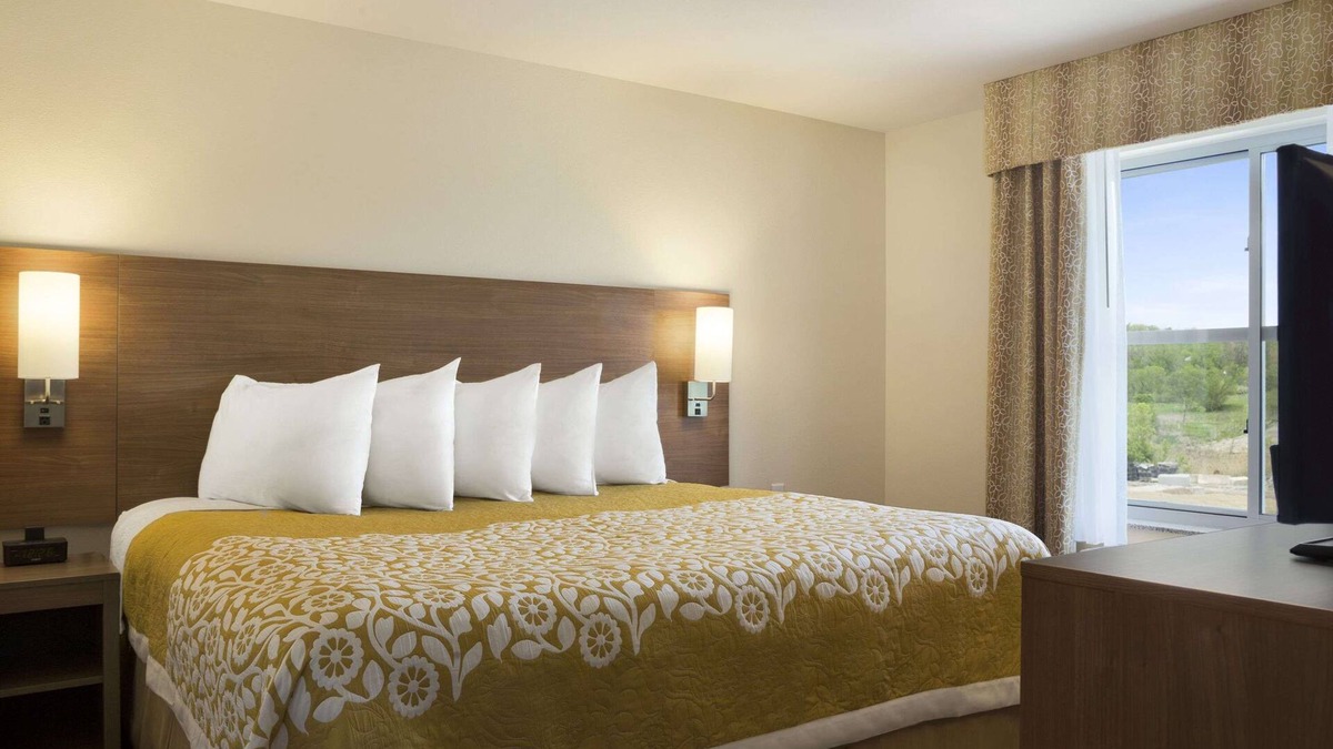 Lafferty Hotel | Days Inn & Suites by Wyndham Belmont