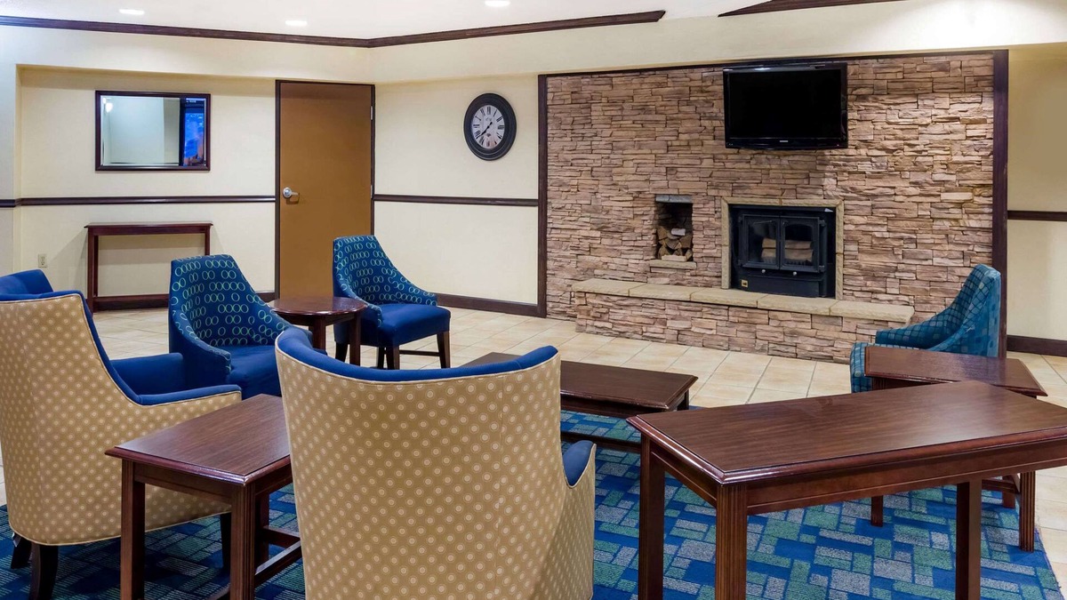Bridgeport Hotel | Days Inn & Suites by Wyndham Bridgeport - Clarksburg