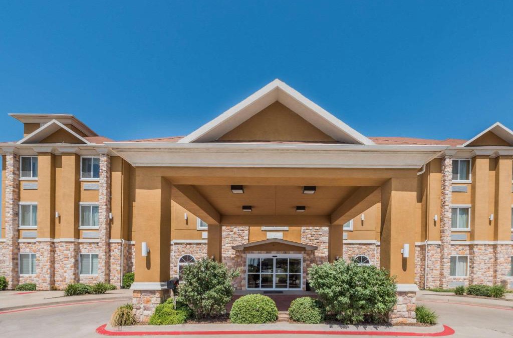 Cleburne Hotel | Days Inn & Suites by Wyndham Cleburne TX