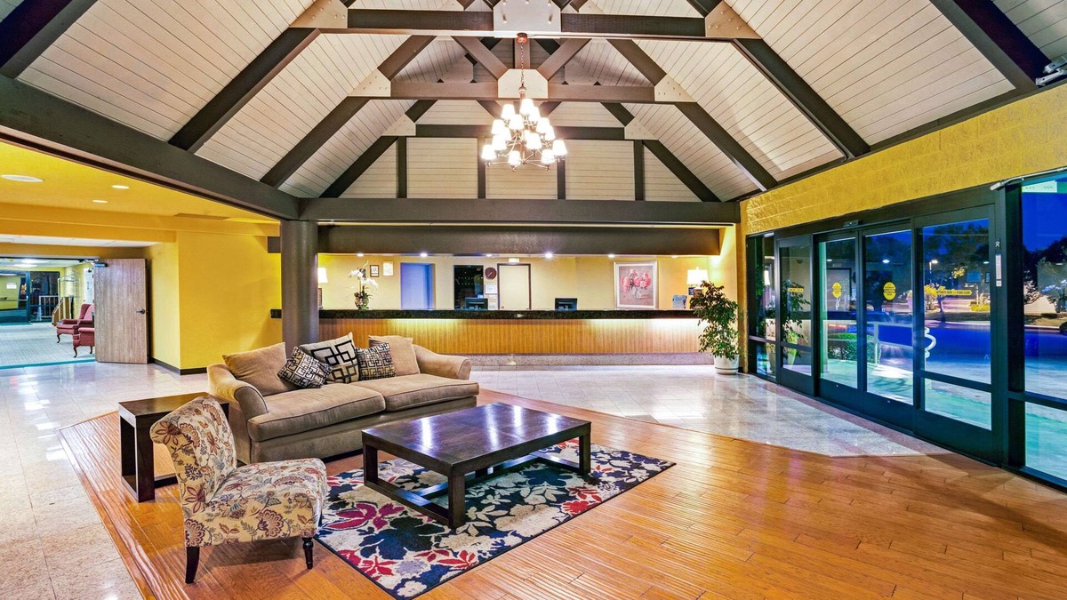 Fullerton Hotel | Days Inn & Suites by Wyndham Fullerton