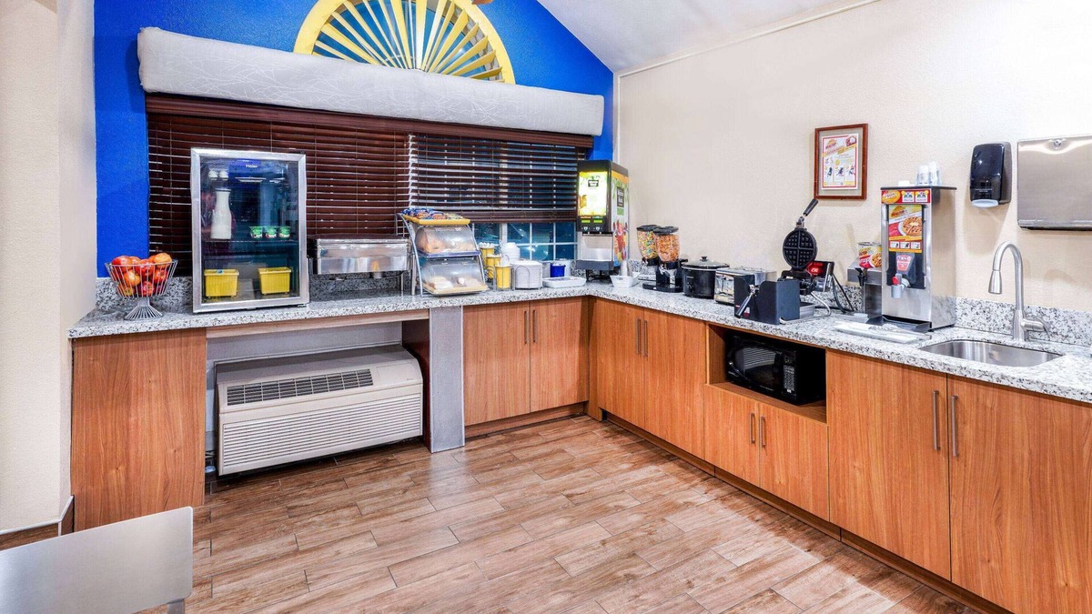 Greeley Hotel | Days Inn & Suites by Wyndham Greeley