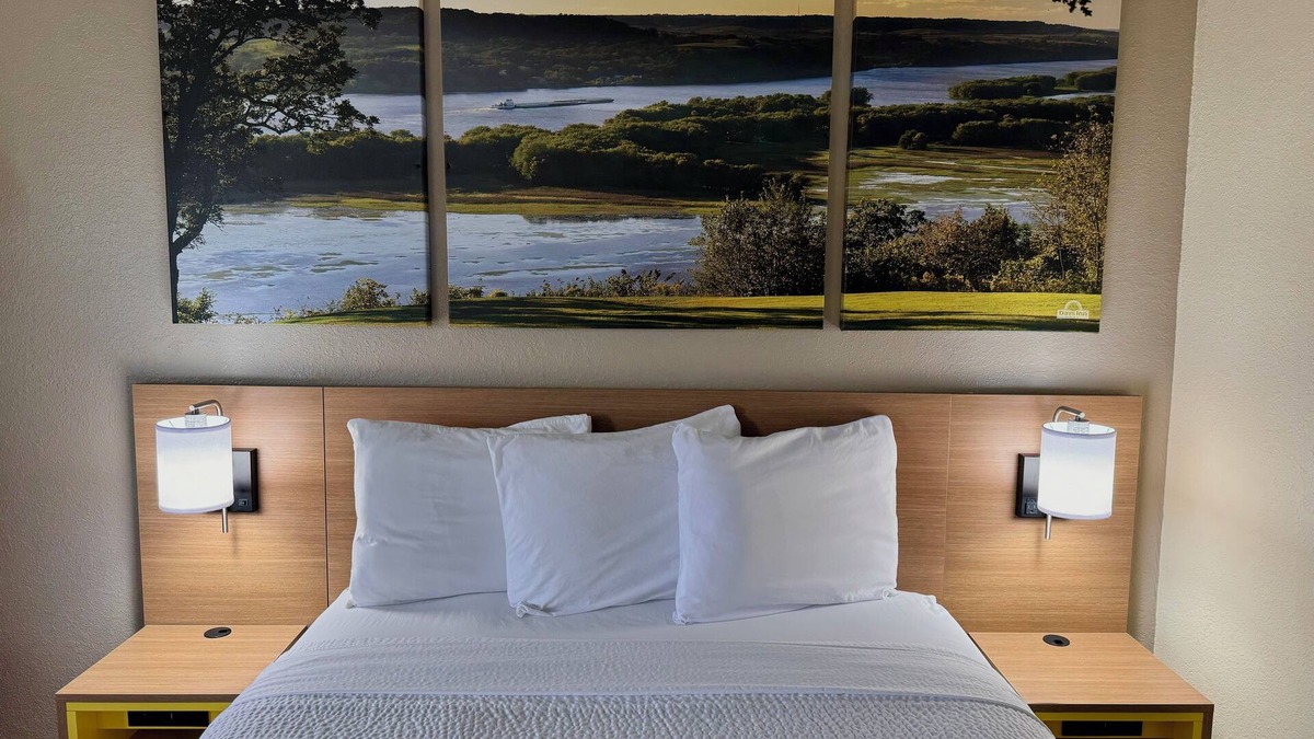 Kaukauna Hotel | Days Inn & Suites by Wyndham Kaukauna WI