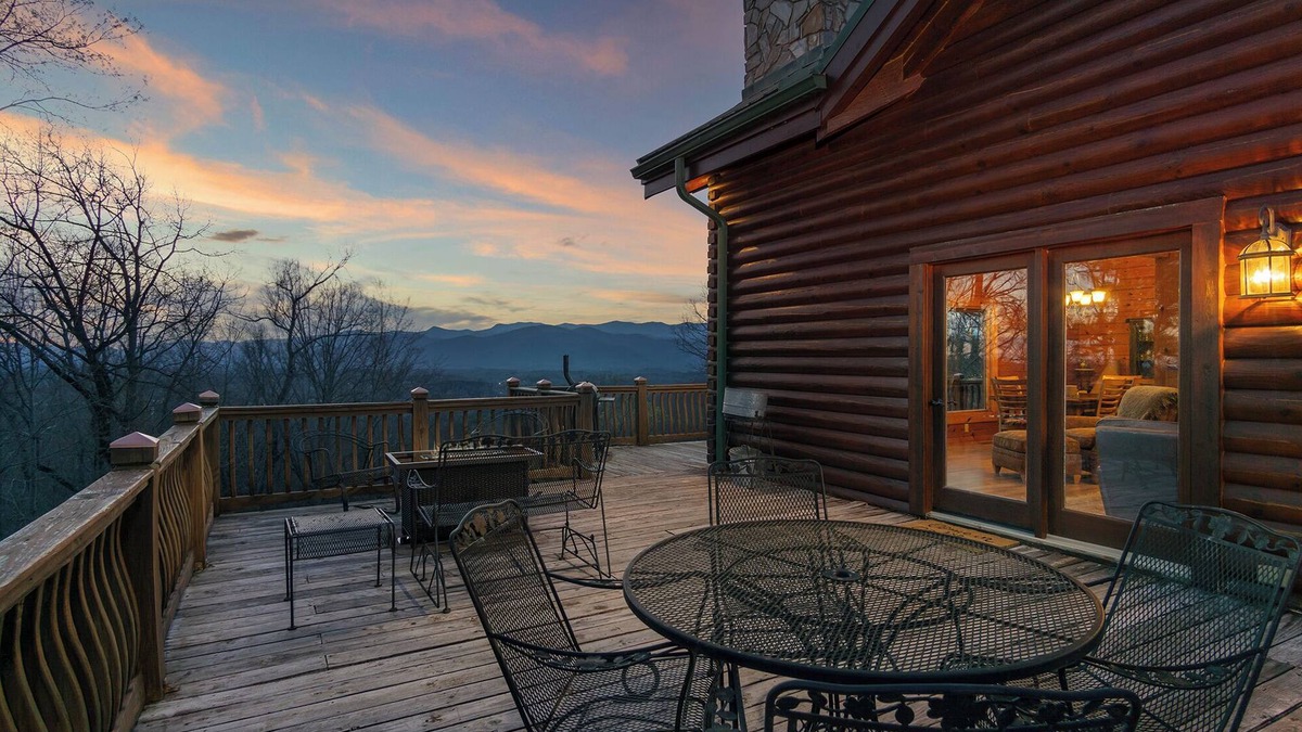 Marion Cabin | Days Like This | Pet Friendly, Charcoal Grill, Deck & Mountain Views! - 2 Bedroom, 2.5 Bathroom