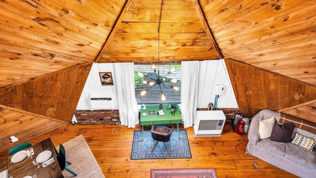 Milton House | Dazling Domes! Hot tub! Game Room! Bar! MTN Views!