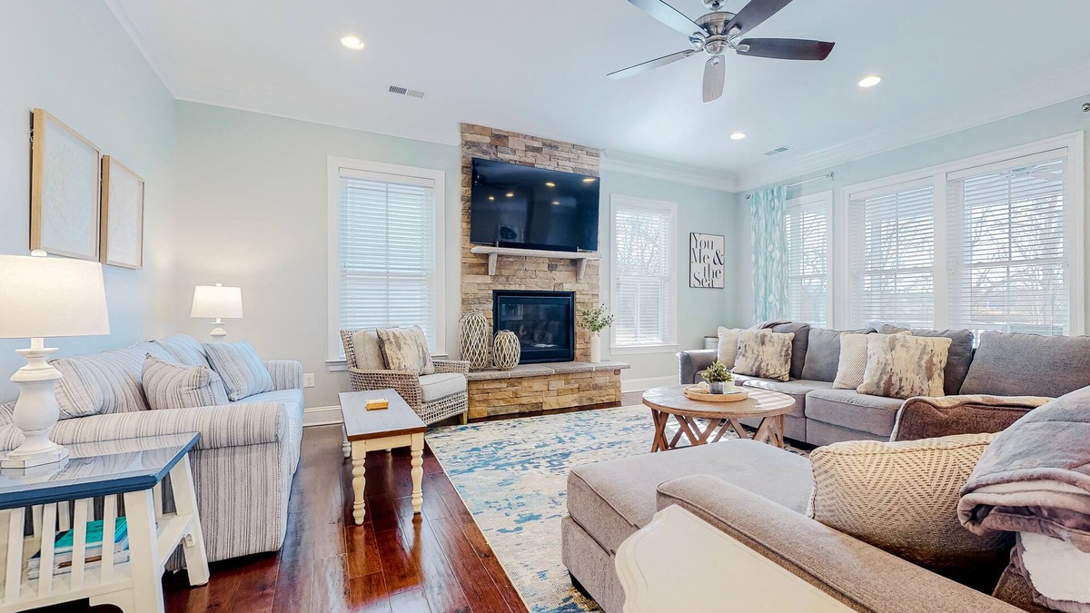 Sun Ridge House | Dazzling Bayside Resort home with pools, gym, & athletic court - close to beach