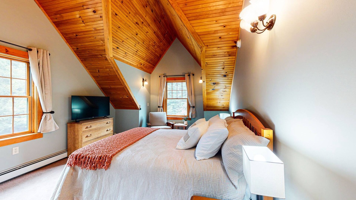 Kingfield House | Dazzling dog-friendly lodge with stunning views, game room, firepit & W/D