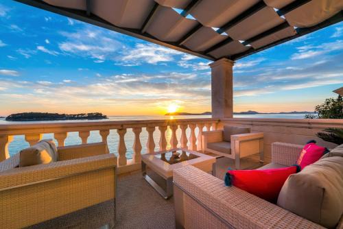 Lozica Villa | Dazzling Lozica Villa 5 Bedrooms Villa Pasija Steam Room & Private Plateau Beach
