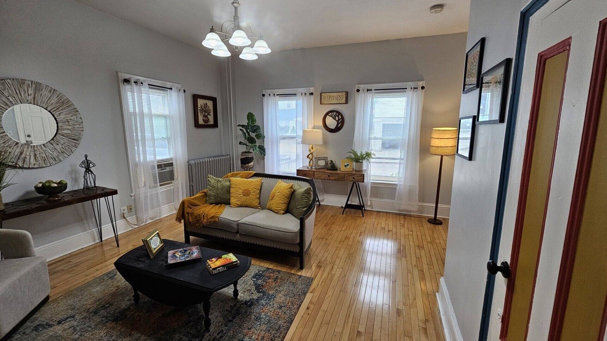 Revere Apartment | Dazzling Oceanview-4 Train Stop Logan Airport