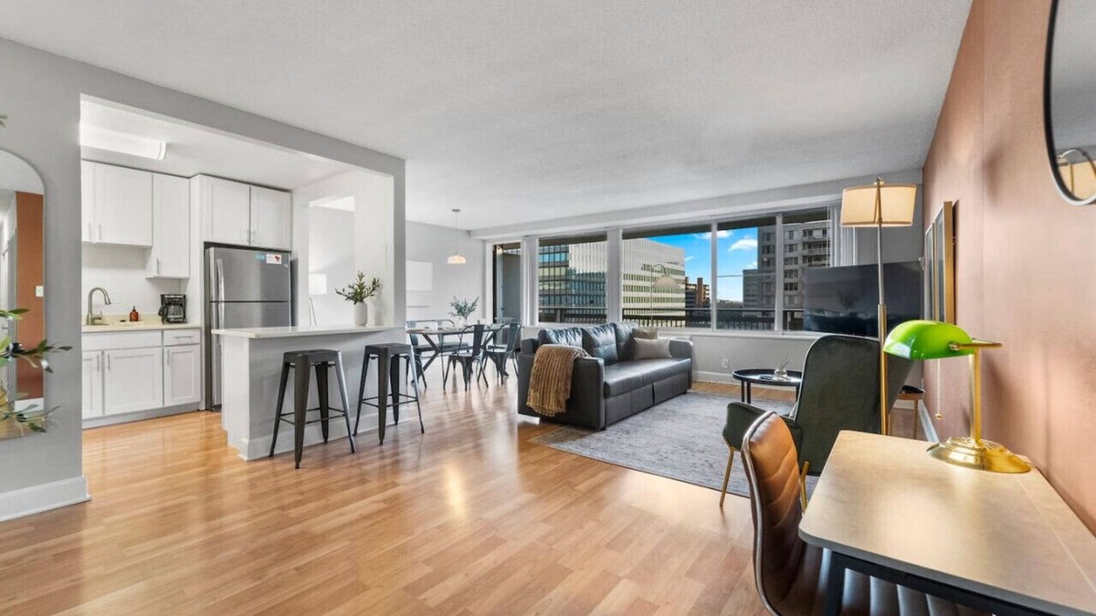 Crystal City Apartment | DC Launchpad Sleeps 8, Gym, Walk to Dining + Metro