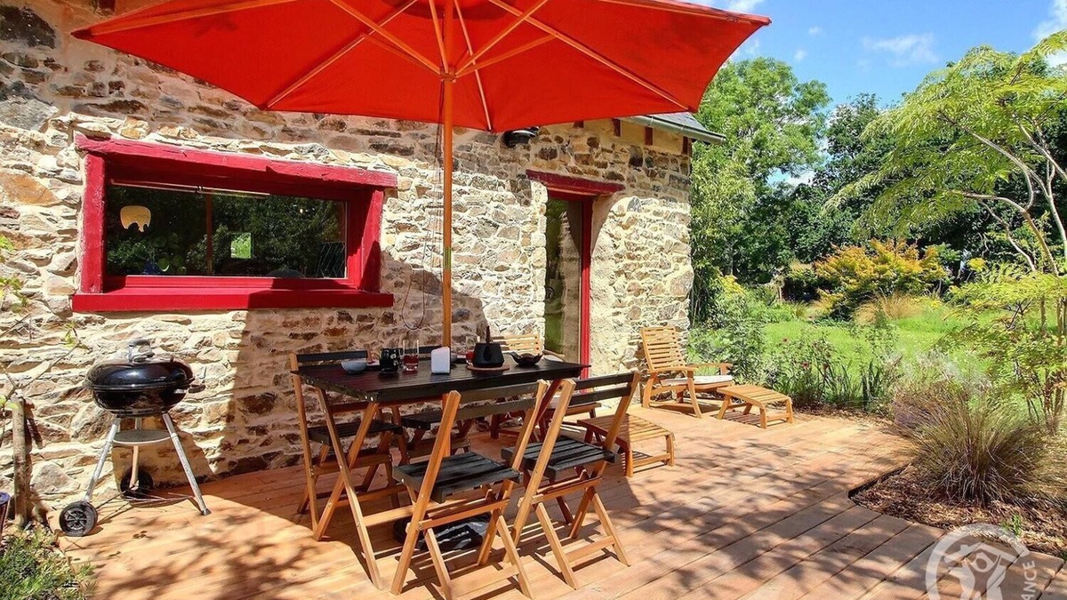 Saint-Clet House | De Rulinen - Orchard side