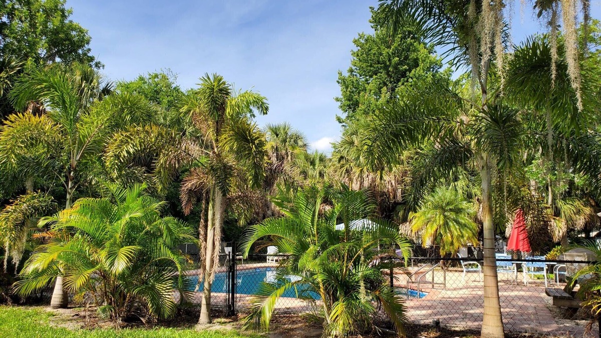 Florida Shores House | DEALS up 2026 BEACH, LARGE POOL, HOTTUB, GRILL,PET, F.YARD,