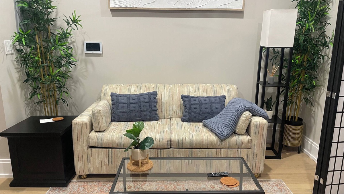Dearborn Apartment | Dearborn #1 Modern and Cozy 1-bedroom apartment with WiFi, AC, Henry Ford Museum