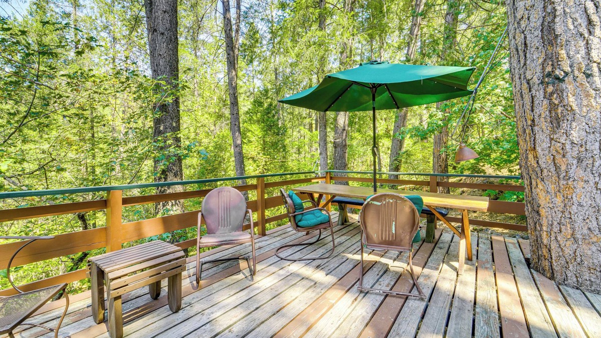 Washington Cabin | Deck + Al Fresco Dining: Washington Cabin Escape!