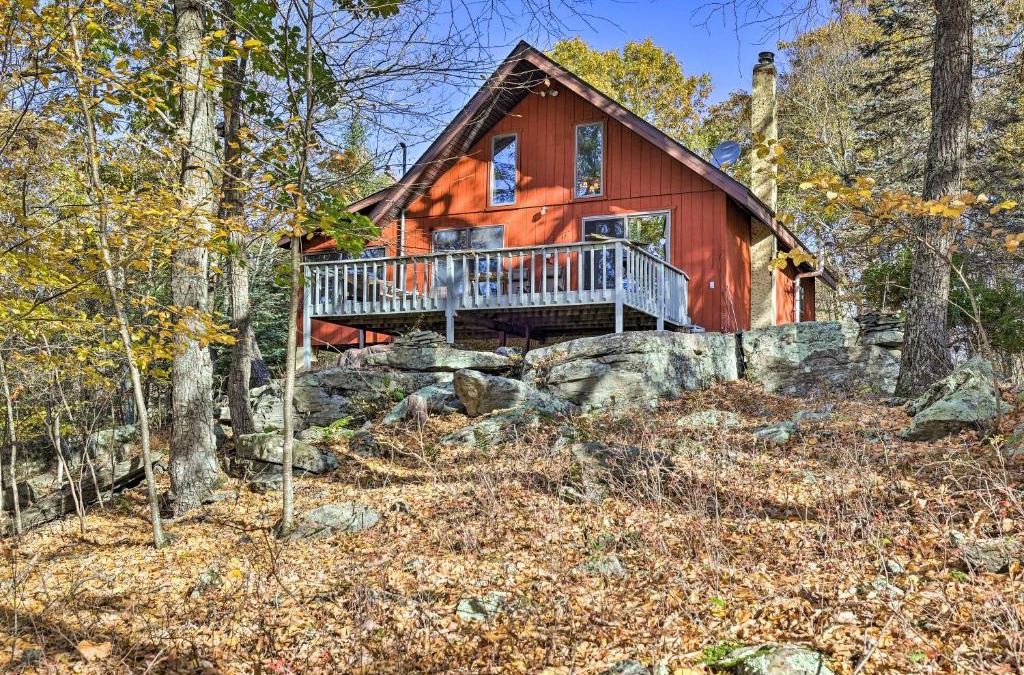 Cresco House | Deck and Forest Views Secluded Cresco Cabin!