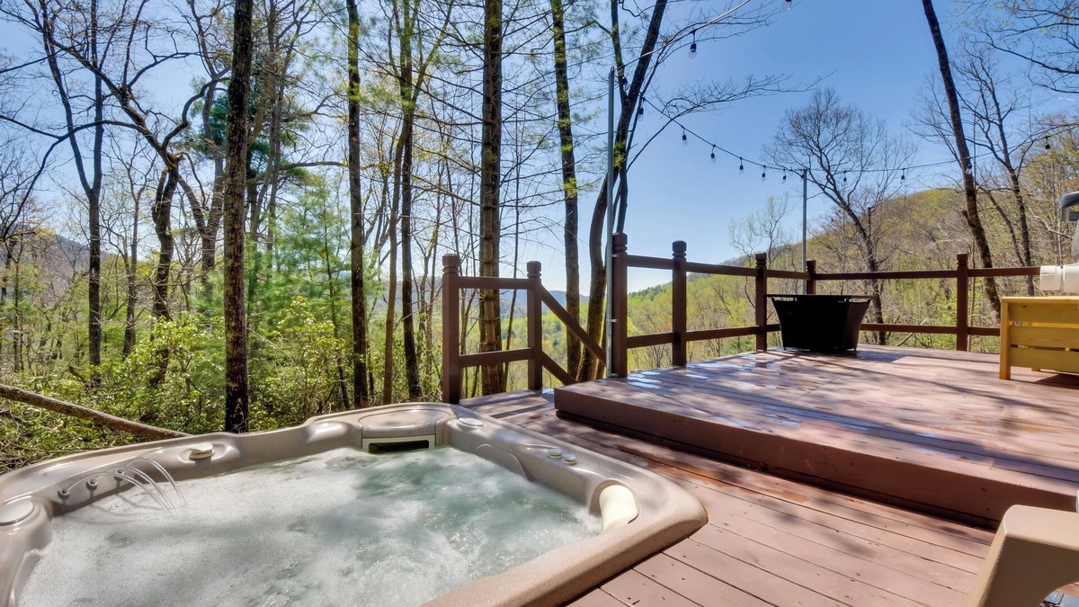 Mountain City Cabin | Deck & Fire Pit: Mtn-View Cabin in Rabun Gap