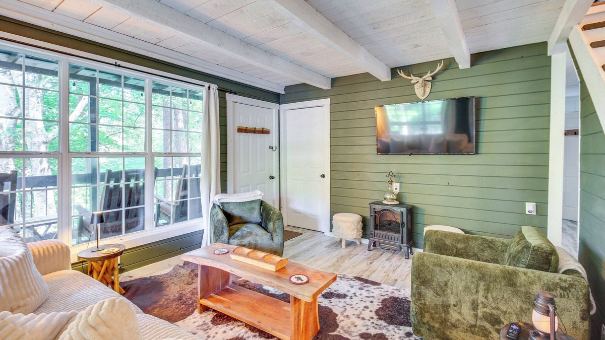 Talking Rock Cottage | Deck & Grill: 'Cozy Cottage' in Talking Rock!