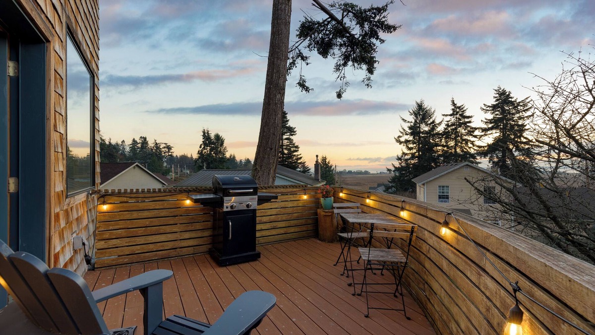 Coupeville House | Deck Views, Fire Pit, Pool, 3 Mins to Beach | Madrona Tree Retreat by AvantStay