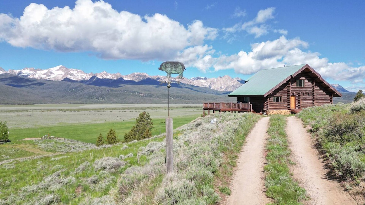 Stanley Cabin | Decker Peak Log Home - Panoramic Sawtooth Mountain Views!
