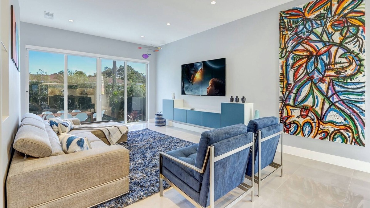 Coral Way House | Deco Delight: Central Hub