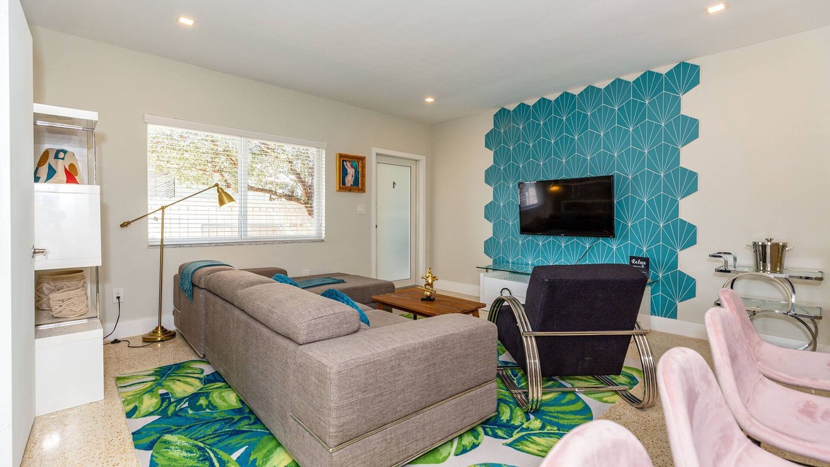 Surfside Apartment | Deco Drift 2 bedroom Apartment