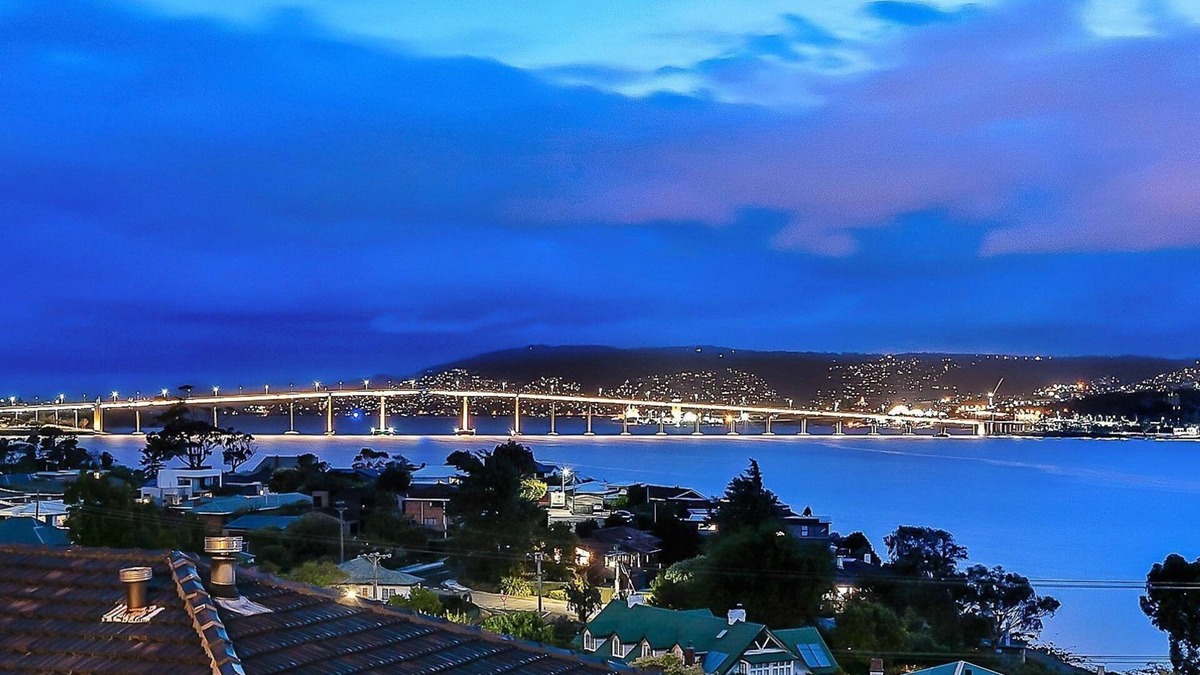 Lindisfarne House | Deep Blue Wow views over river city mountain