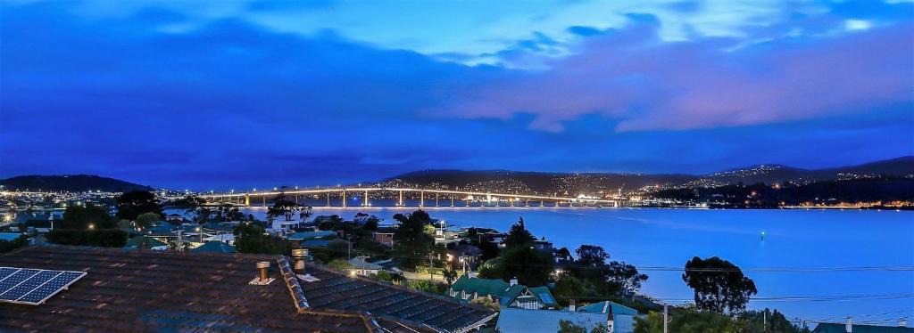 Lindisfarne House | Deep Blue Wow views over river city mountain