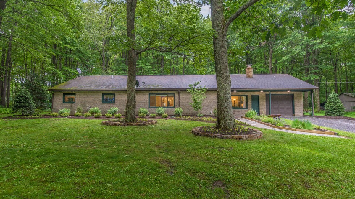 Accident House | Deep Creek Lake and Wisp just minutes away, includes pass to CARC (pool/gym)