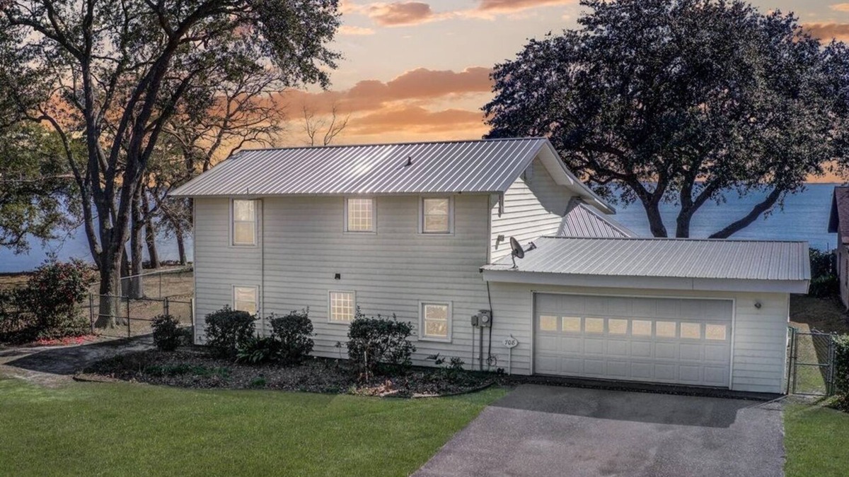 Russellville House | Deep Water Lakefront Home w/Private Dock