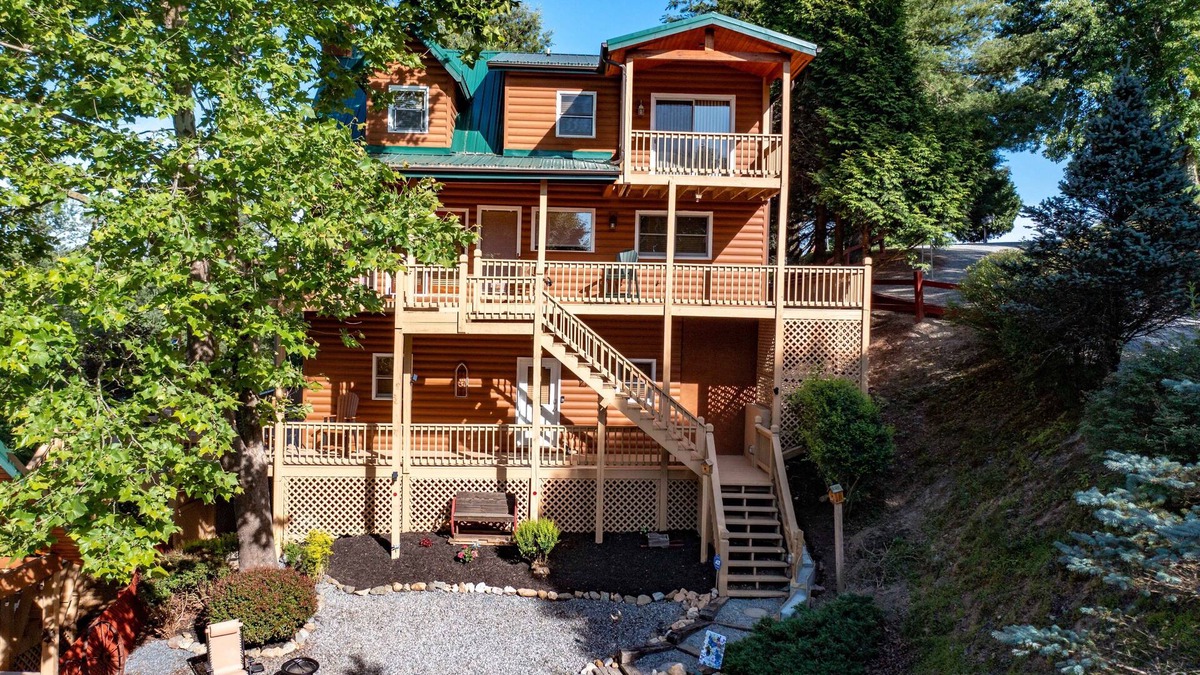 Piney Creek Cabin | Deer Crossing Cabin-Gorgeous Mountain-Valley Views, 14 mi. To Main St,Sparta, NC