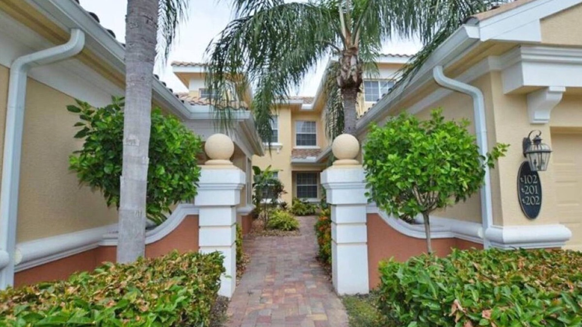 Naples Villa | DEER CROSSING IN FIDDLER'S CREEK - BEAUTIFUL AMENITIES