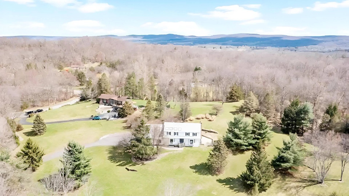 Warwick House | Deer Pond Ski Lodge Hot Tub Pool Table Ping Pong Wineries Legoland Mtn Creek