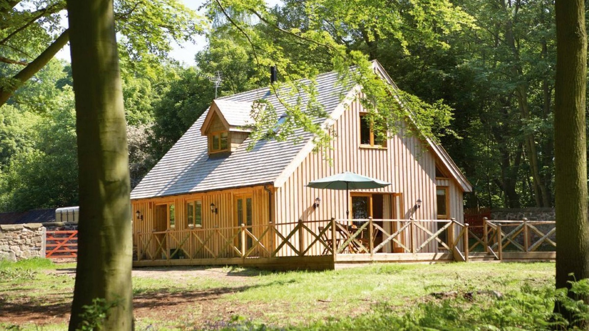 Ashby-de-la-Zouch Cabin | Deerpark Lodge sleeps six people and is perfect for a quiet getaway. Dog-friendly.