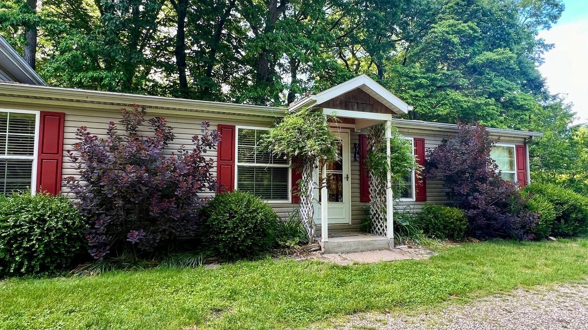 Union Pier House | Deerpath Cottage-30 Acres with Indoor Pool, Farm, Kayaking, Trails, by Beach!