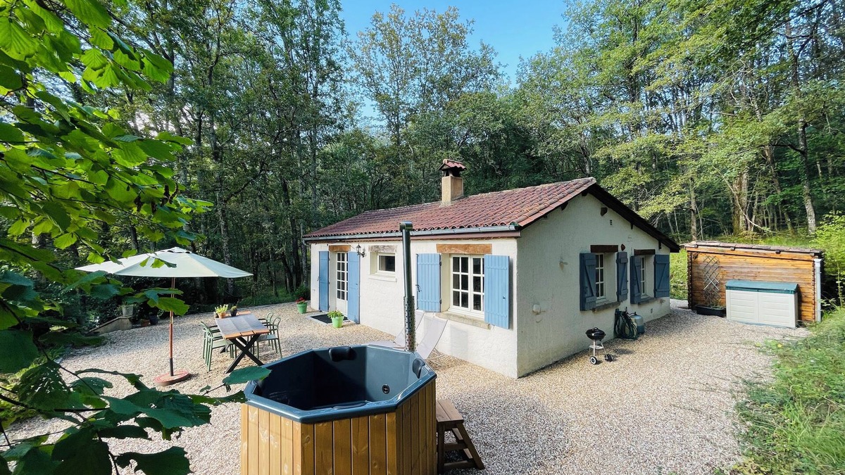 Sainte-Foy-de-Longas House | Deffé Dordogne - charming cottage in the woods with hot tub