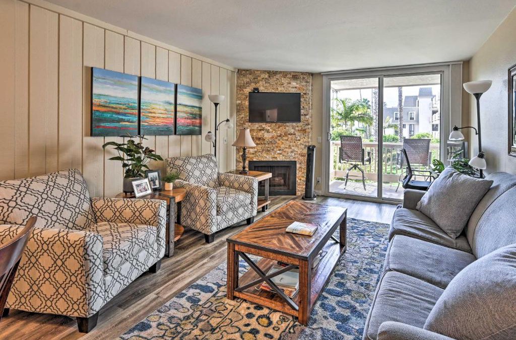 Townsite Apartment | Deja Blue Oceanside Condo on Beach with Pools!