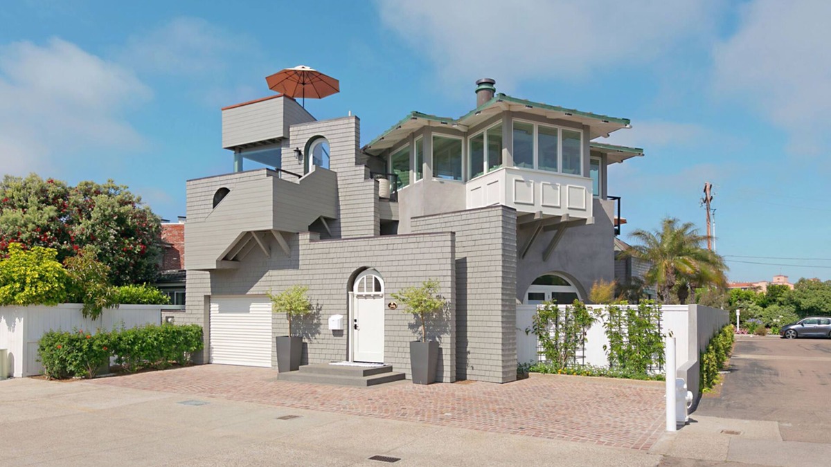 Del Mar House | Del Mar Beach House, Gated, Secluded, Pristine. Adjacent to the Beach.
