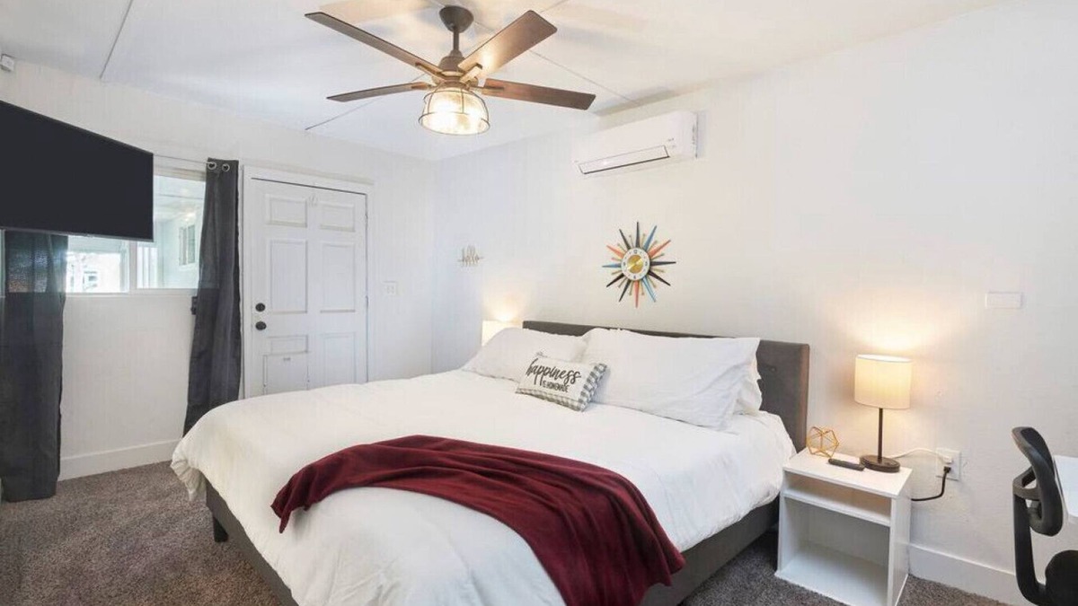 Raisin House | Del Mar Studio · Charming Studio I 600Mbps Walk to Tower District