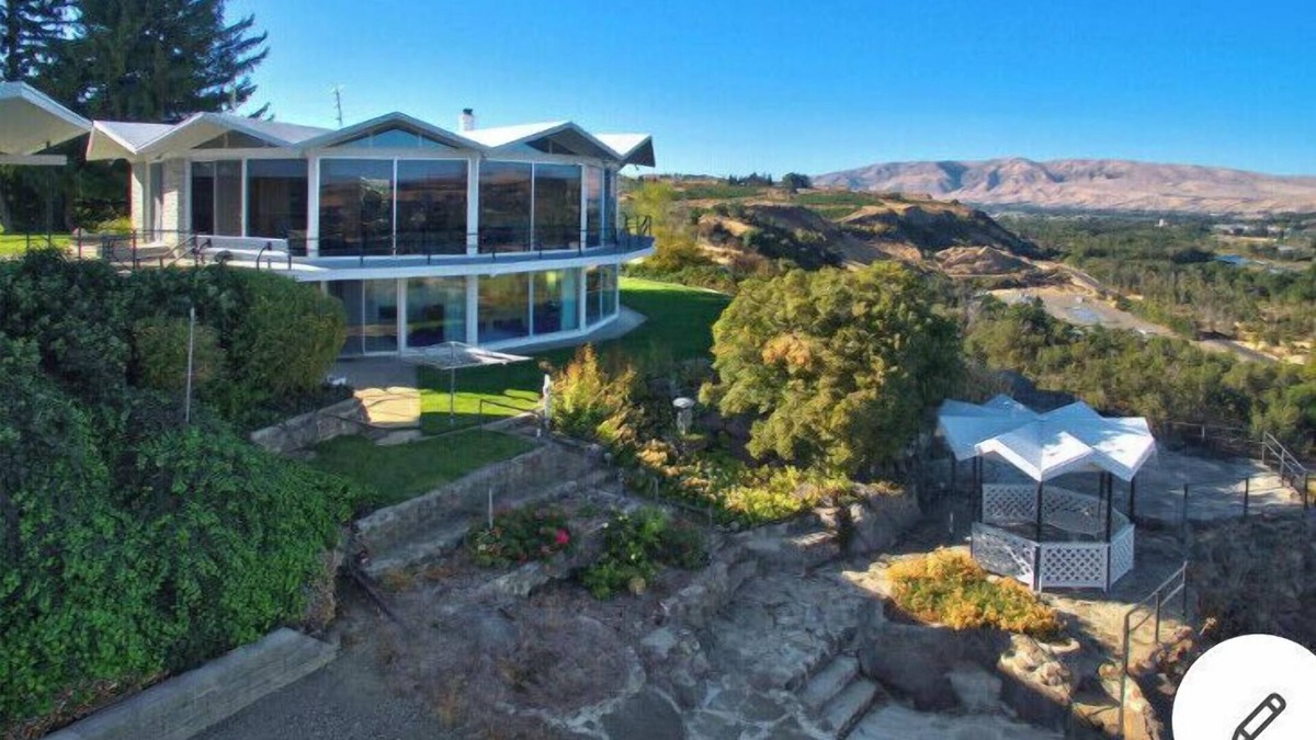 Yakima House | Del Prado Estates - Breathtaking views, Indoor Pool, Jacuzzi and a Snooker Table