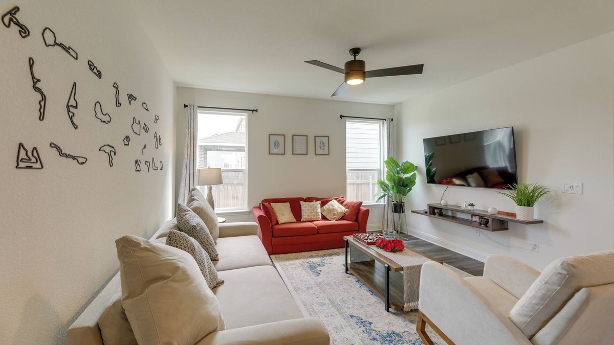 Vista Del Pueblo House | Del Valle Getaway with Charming Patio & Grill!