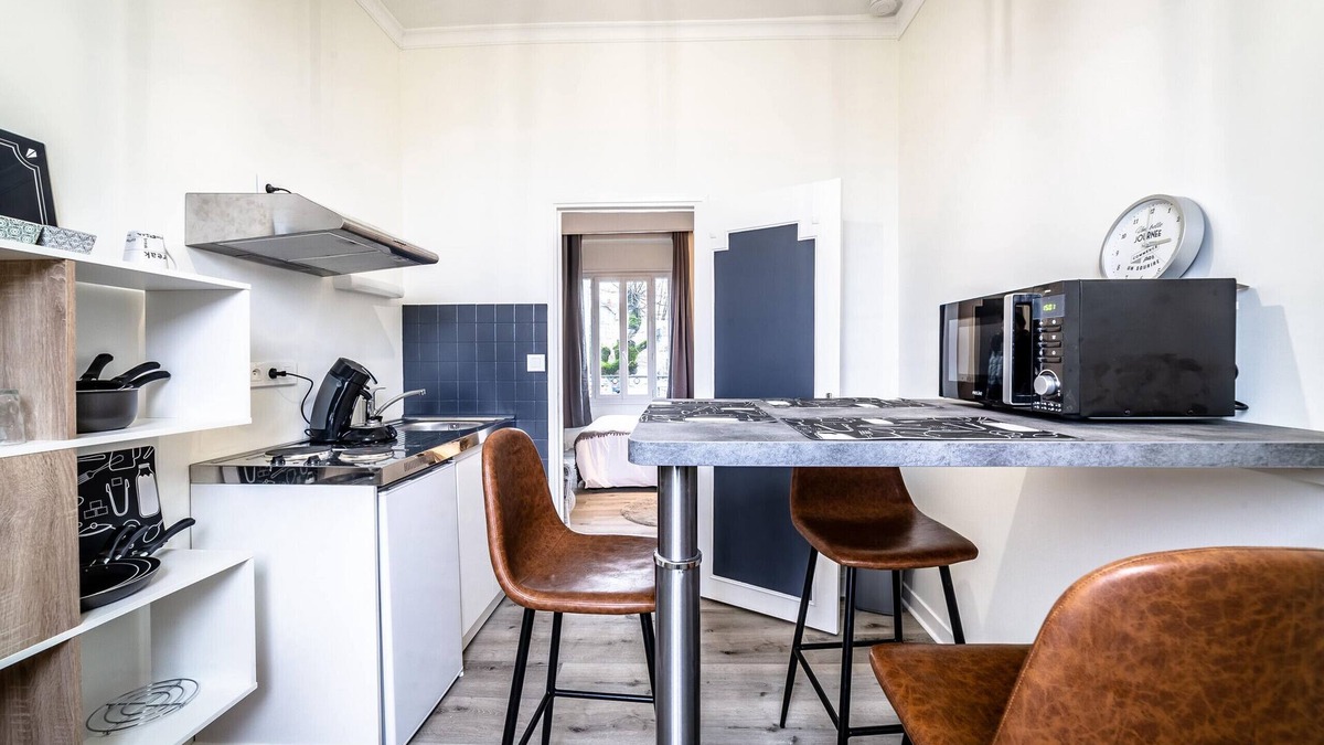 Brive-la-Gaillarde Apartment | Delicate, elegant studio Quiet location