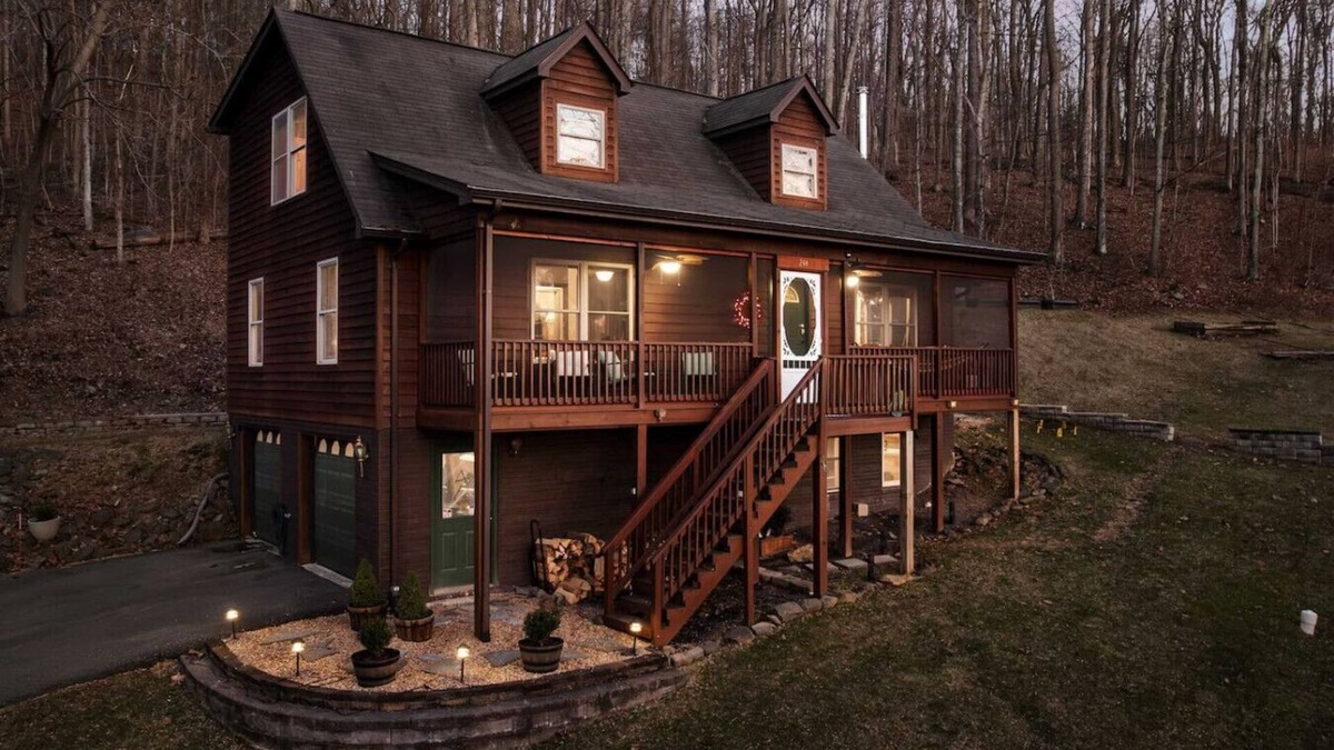 Linden Apartment | Delicious Cabin Screened Porch, Hot Tub & Charm