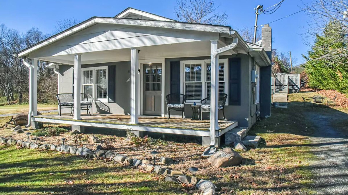 Hot Springs House | Delightful 2-bedroom Cottage in Hot Springs