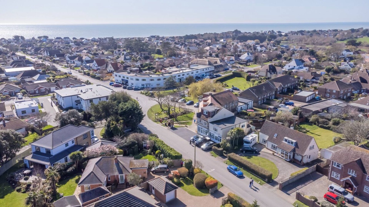 Kingston House | Delightful 2 Bedroom Seaside house with Garden - The perfect seaside escape.