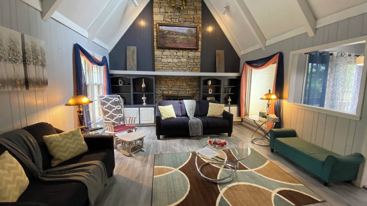 Overland Park House | Delightful 7-bedroom house with AC in Overland Park