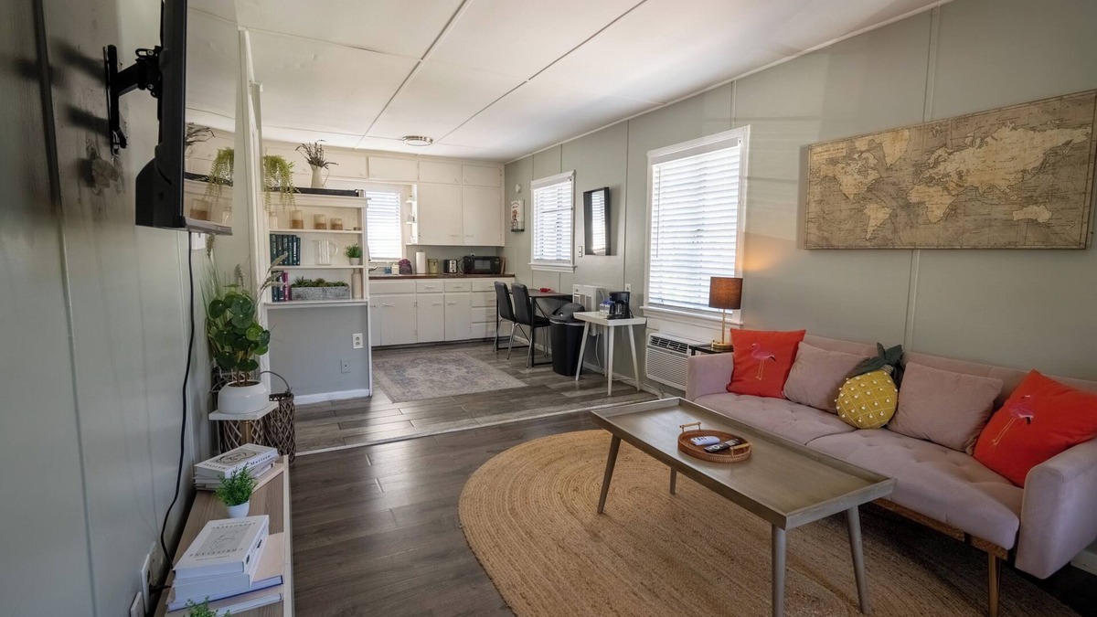 United Central Apartment | Delightful Apt Close to the Beach