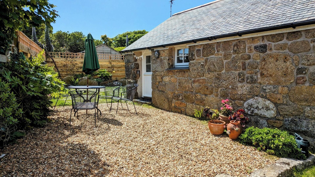 Treen House | Delightful Cornish barn; near Pedn Vounder and Porthcurno and Minack Theatre