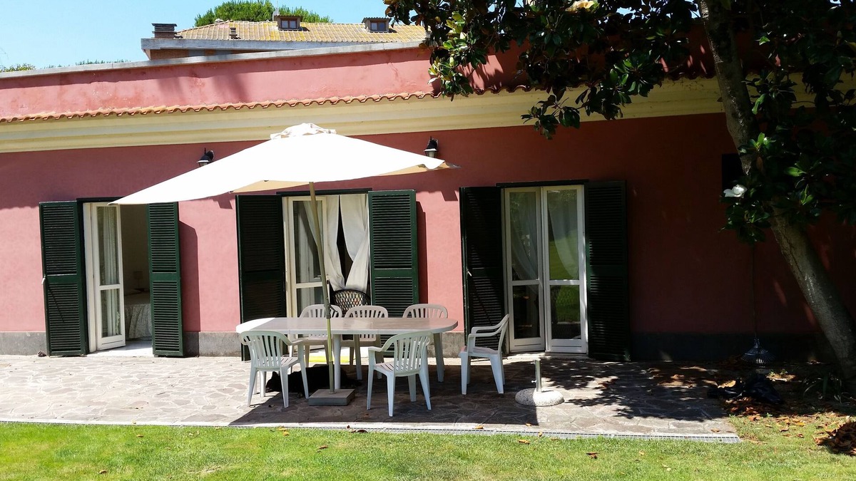 Anzio House | DELIGHTFUL COTTAGE IN THE GREEN