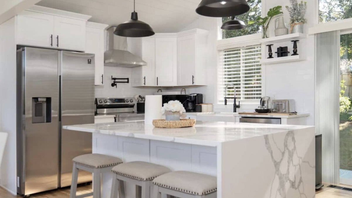 Edmonds House | Delightful Family Home with 3 Bedrooms and Sprawling Backyard