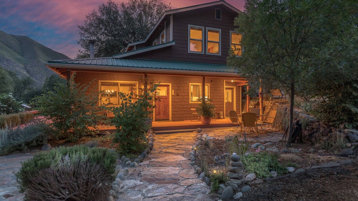 Incline House | Delightful Home and Property Minutes from Yosemite