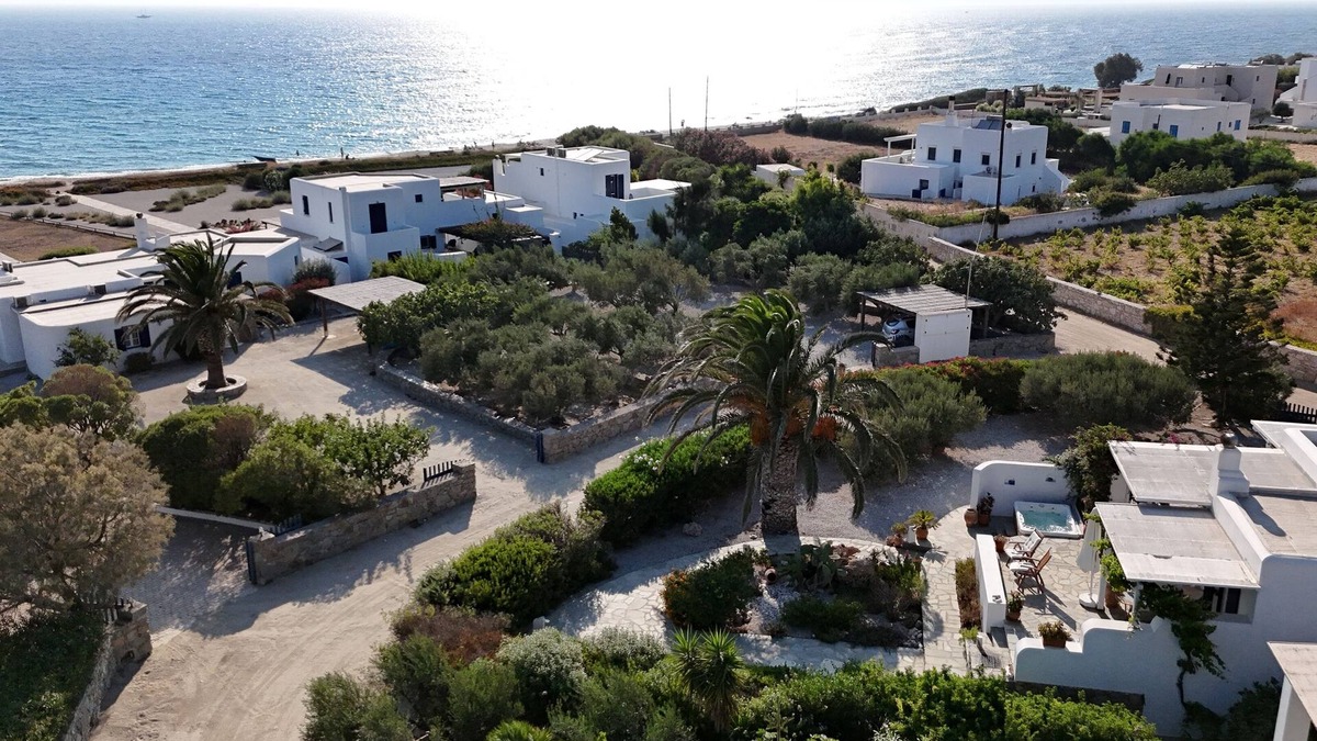 Kastraki House | Delightful house with hot tub, 100m from amazing beach, sleeps 8 people